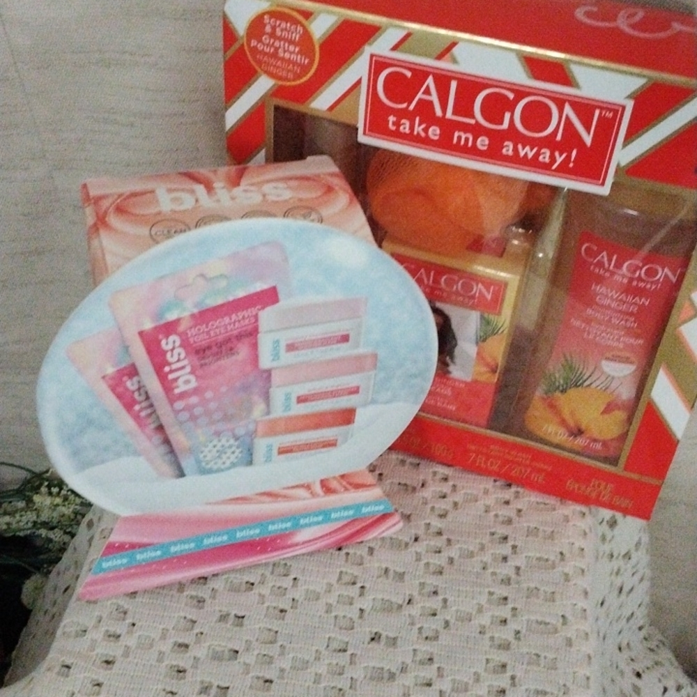 Bundle calgon set new in box and bliss eye set new in box🏵️🧼👁️🛀